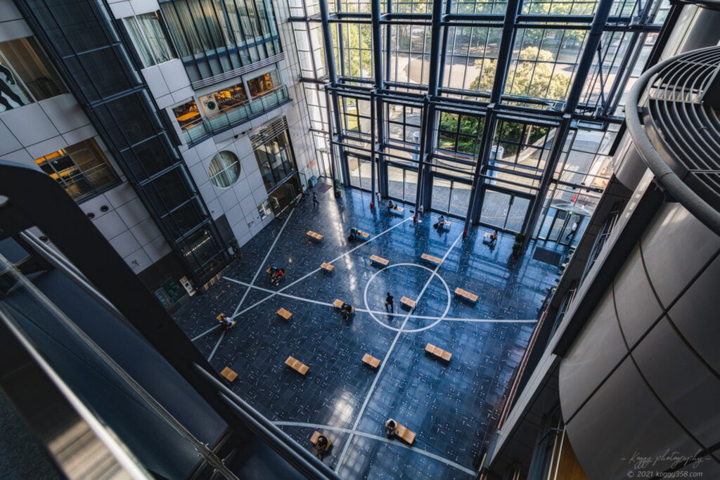 名古屋市のナディアパークの建築美とアトリウムへの木漏れ日のリフレクションを撮影