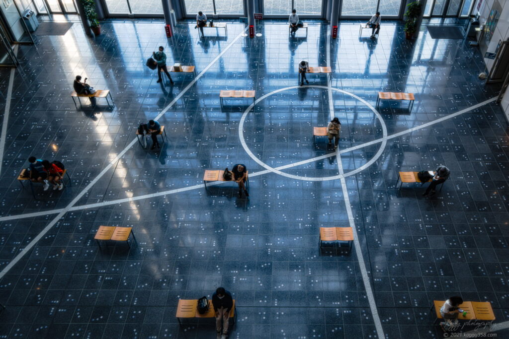 名古屋市のナディアパークの建築美とアトリウムへの木漏れ日のリフレクションを撮影