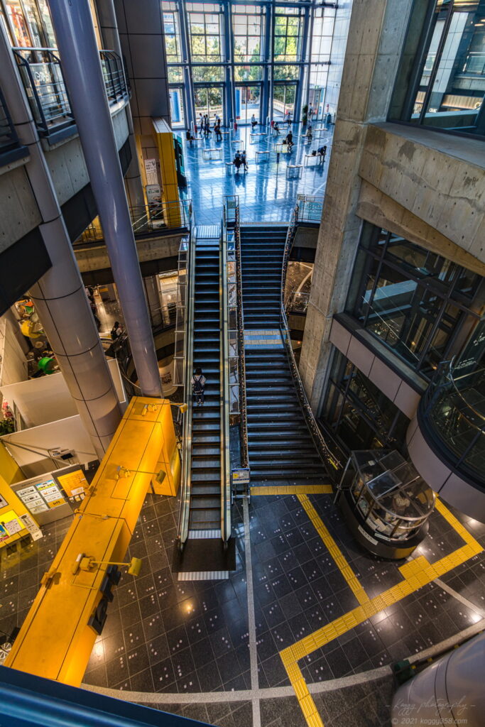 Loft付近から名古屋市のナディアパークの建築美とアトリウムへの木漏れ日のリフレクションを撮影