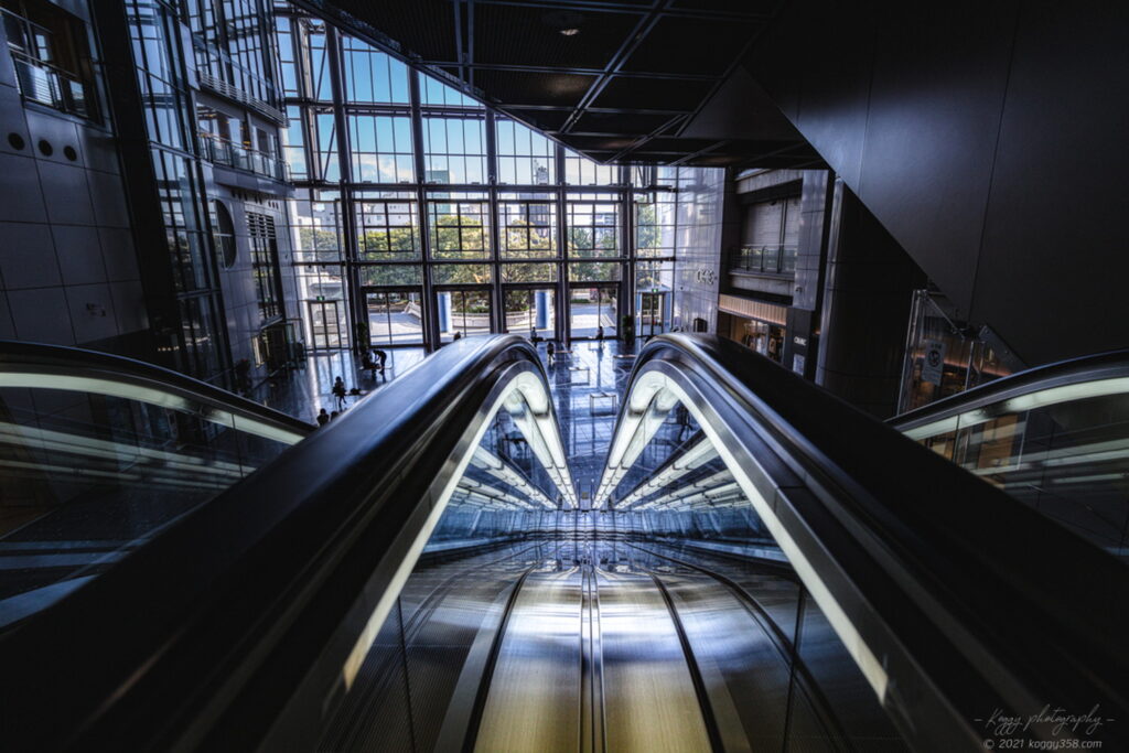 名古屋市のナディアパークのエスカレーターから建築美とアトリウムへの木漏れ日のリフレクションを撮影