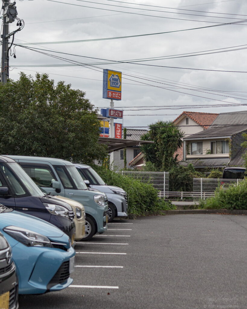 愛知県大府市の二ツ池公園の第一駐車場と横のコンビニ