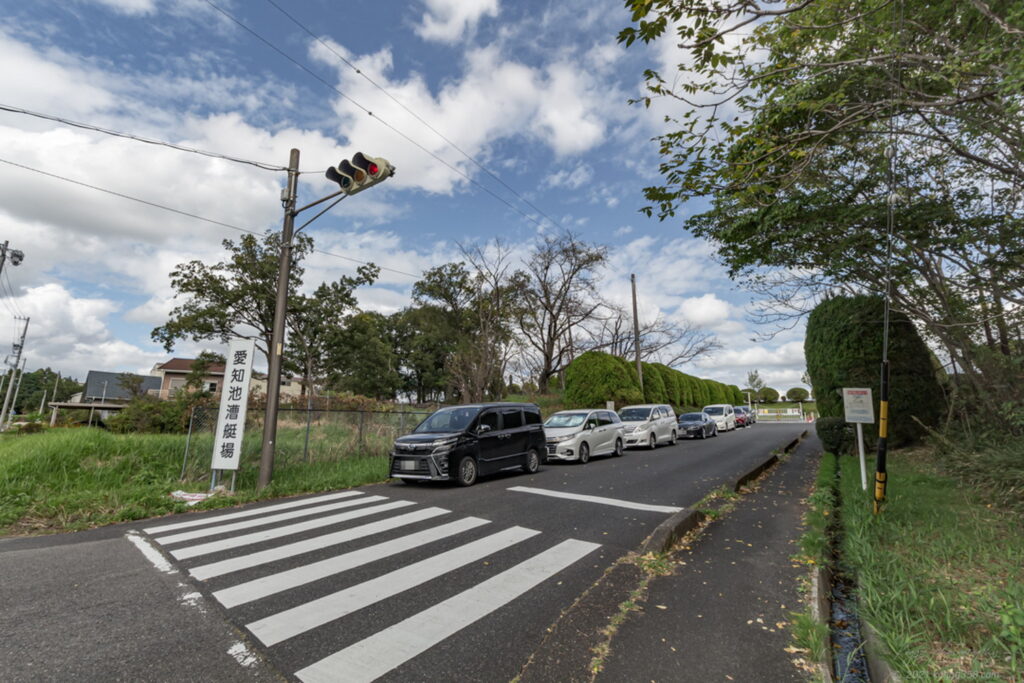 愛知池の駐車場の入り口の雰囲気