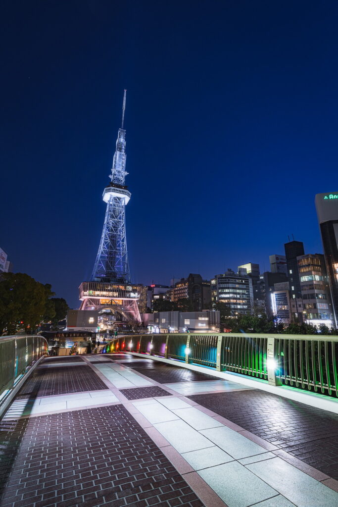 久屋大通公園のセントラルブリッジからミライタワー(旧名古屋テレビ塔)ライトアップ夜景を撮影