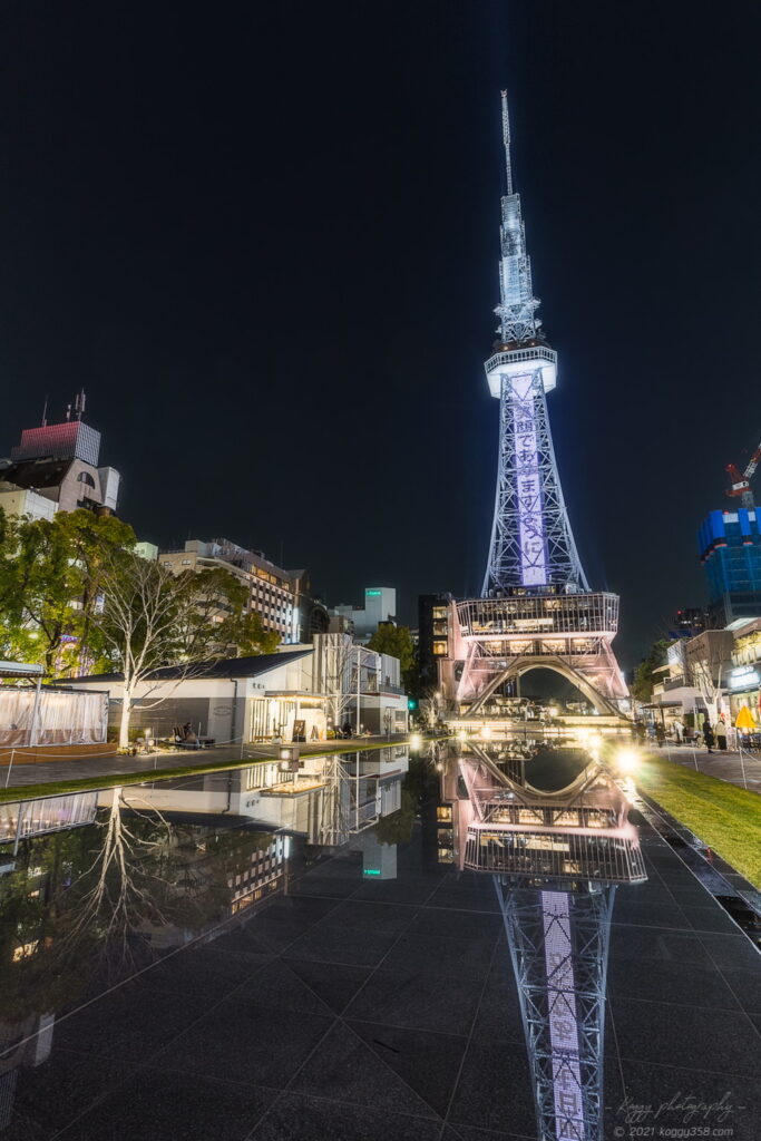 久屋大通公園のミズベヒロバからリフレクションで幻想的なミライタワー(旧名古屋テレビ塔)ライトアップ夜景を撮影