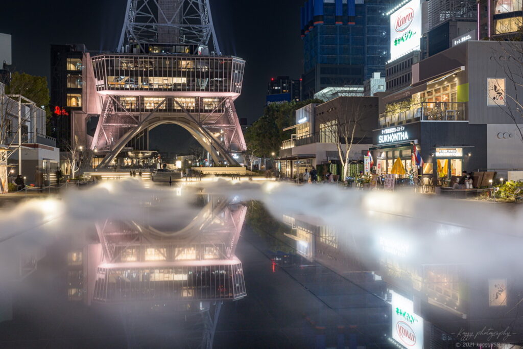 久屋大通公園のミズベヒロバからミストで幻想的なミライタワー(旧名古屋テレビ塔)をリフレクションさせてライトアップ夜景を撮影