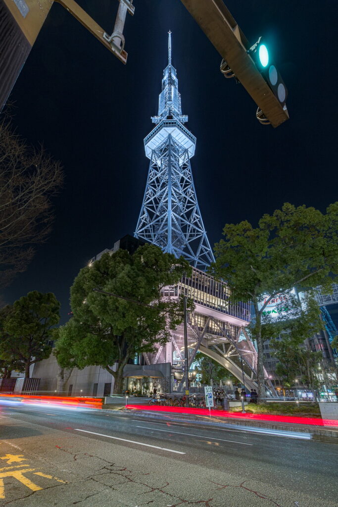 久屋大通公園の横を通る道路語越しにミライタワー(旧名古屋テレビ塔)ライトアップ夜景を撮影