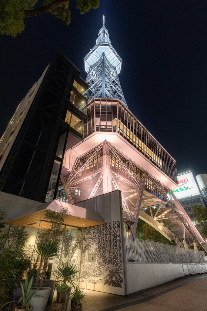 久屋大通公園でミライタワー(旧名古屋テレビ塔)の真下からライトアップの夜景を撮影