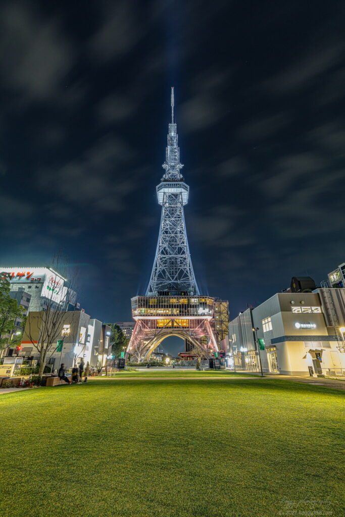 久屋大通公園のテレビトーヒロバからミライタワー(旧名古屋テレビ塔)ライトアップ夜景を撮影