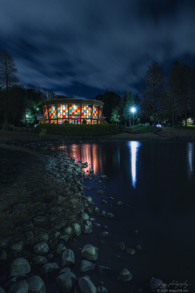 於大公園のこのはな館の「このはな彩」で、ステンドグラス装飾のリフレクション夜景を撮影