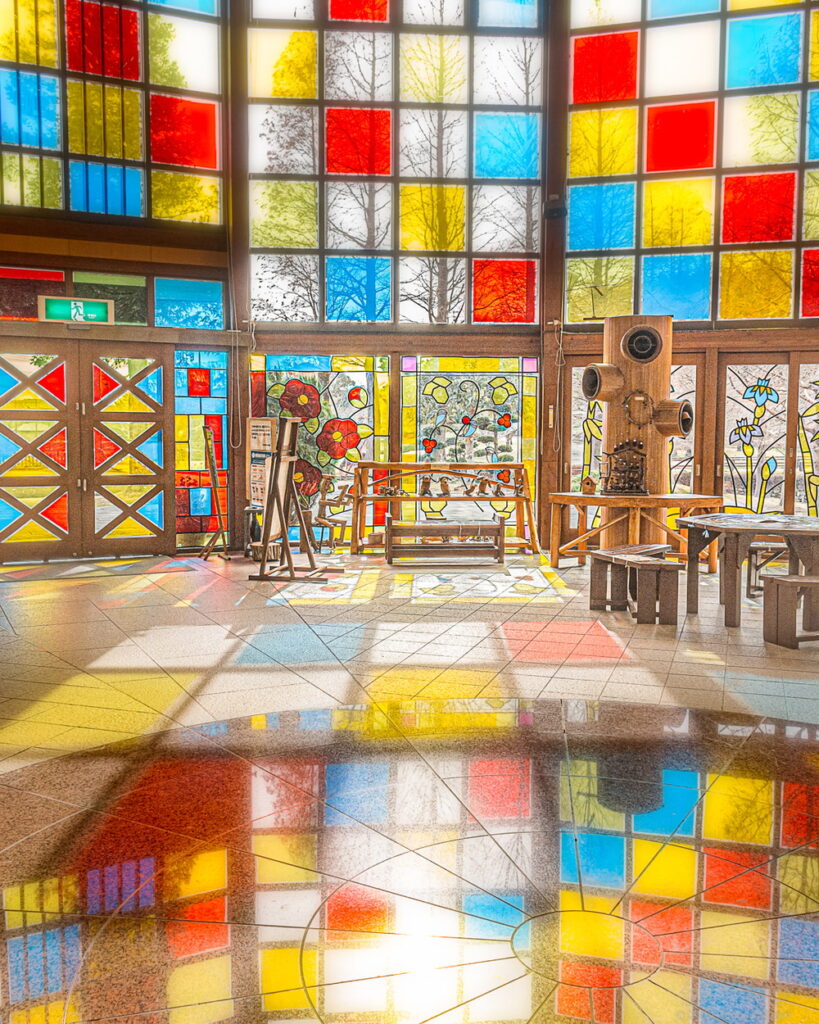 於大公園のこのはな館の「このはな彩」で、日中に館内でステンドグラス装飾の木漏れ日を撮影