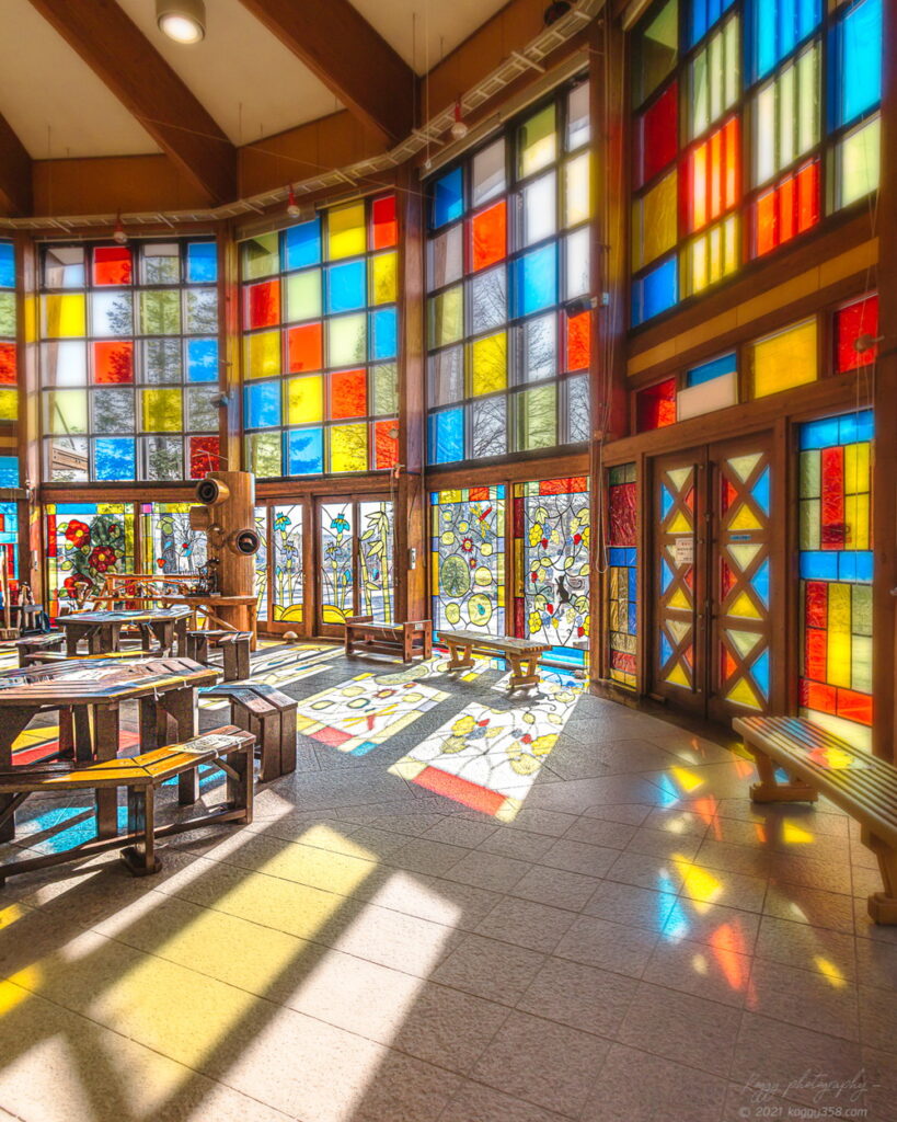 於大公園のこのはな館の「このはな彩」で、日中に館内でステンドグラス装飾の木漏れ日を撮影