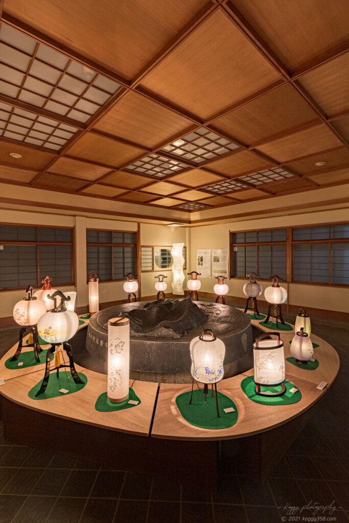 岐阜公園で開催されたぎふ灯り物語 ～アート＆ヒストリー～の和傘などのライトアップの夜景を撮影