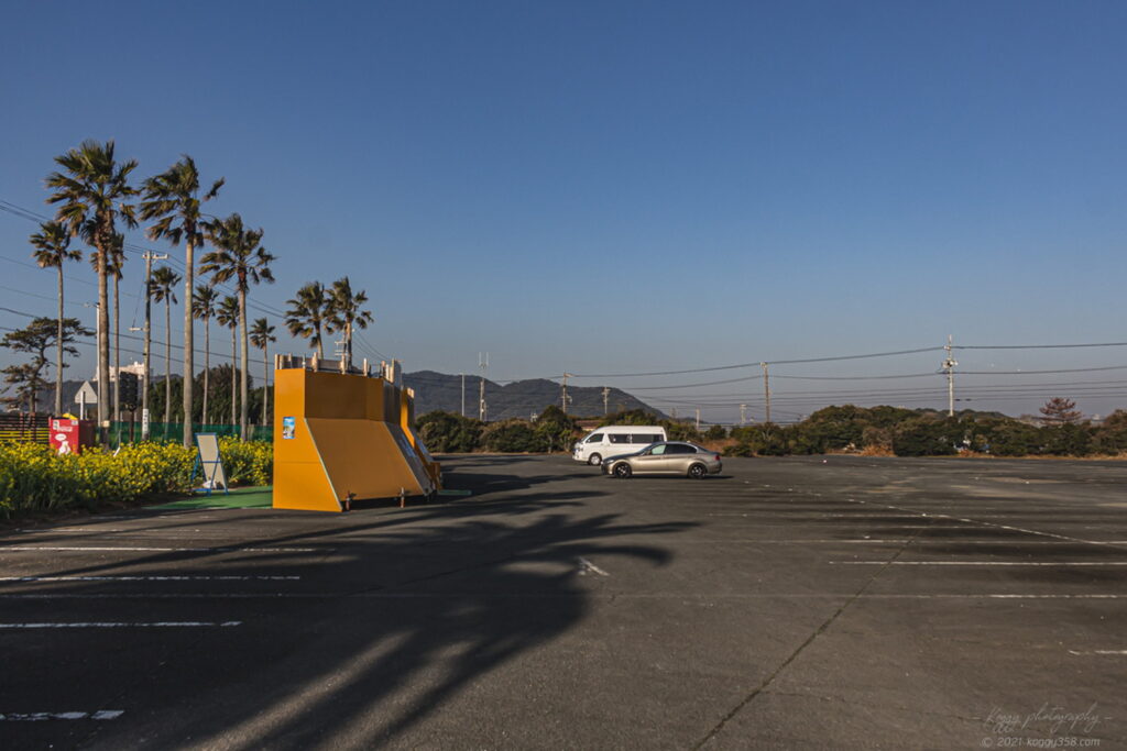 伊良湖菜の花ガーデンの駐車場の雰囲気