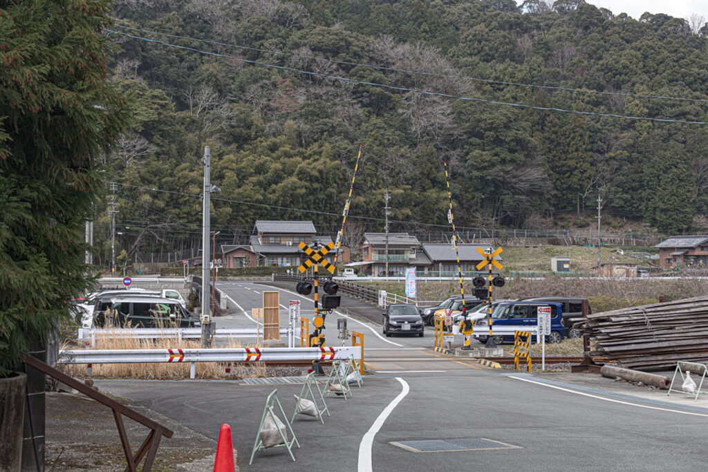 竹原の薄墨桜の駐車場(雲出川と名松線の踏切の間)の雰囲気
