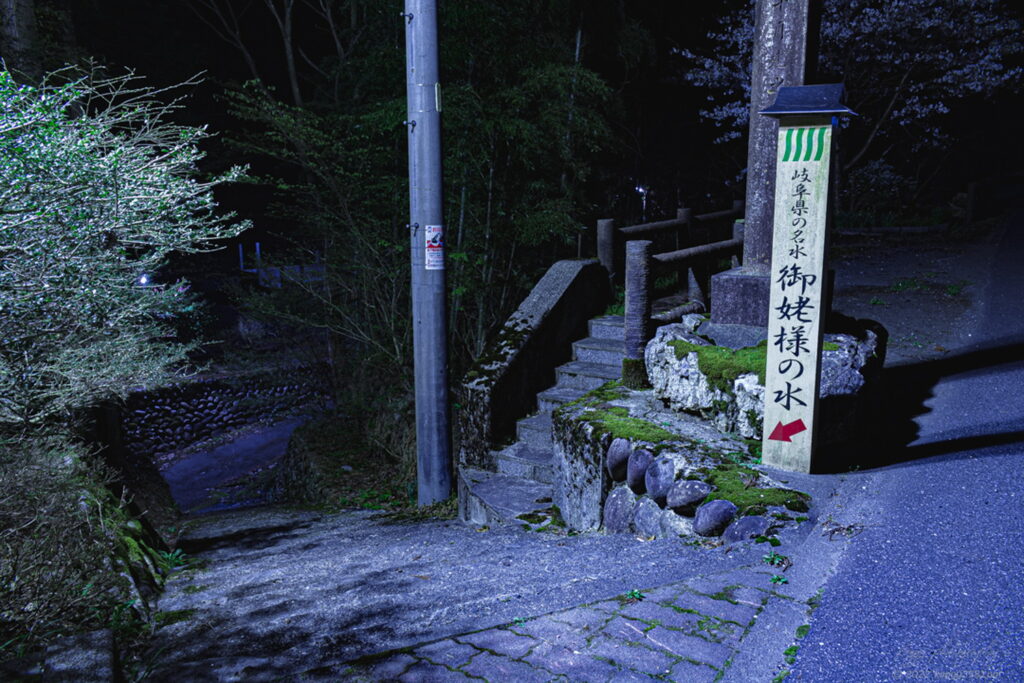 根尾神所の神龍桜の駐車場・入口がある姥ヶ神社の雰囲気