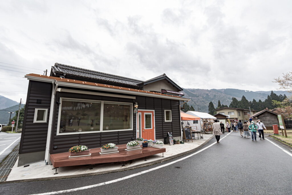 根尾谷薄墨桜のすぐ近くにあるカフェや出店の雰囲気