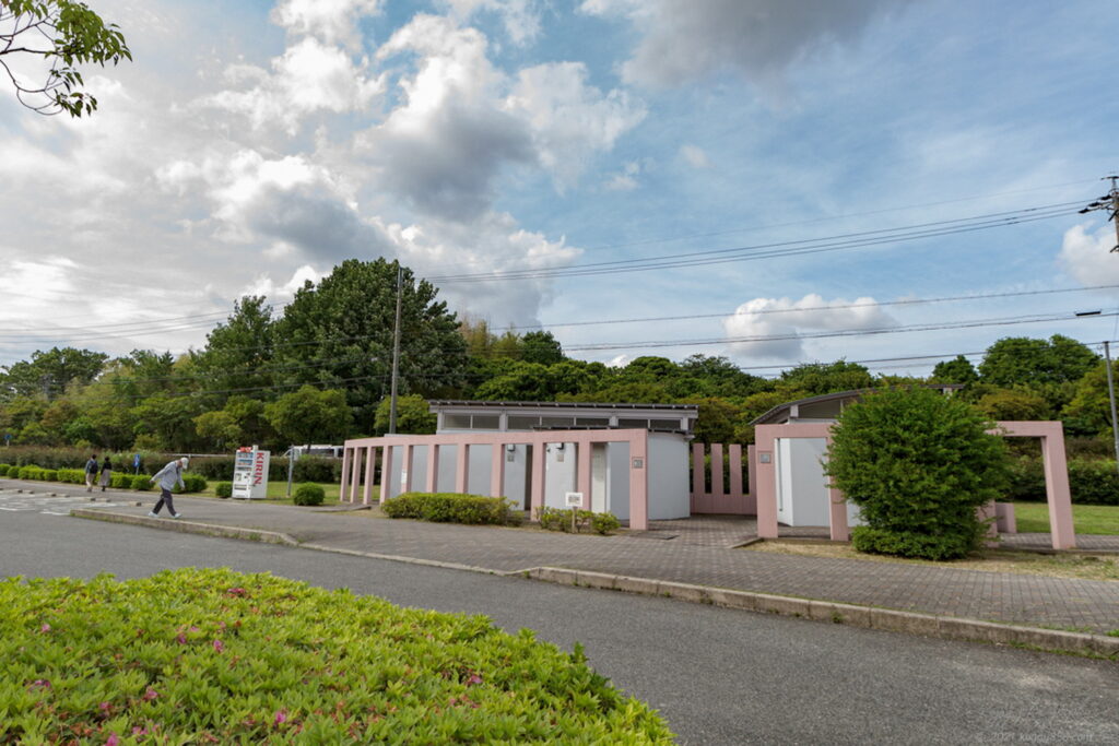 愛知県刈谷市の日本三大カキツバタ自生地の小堤西池のカキツバタ群落の洲原公園駐車場のお手洗い雰囲気を撮影