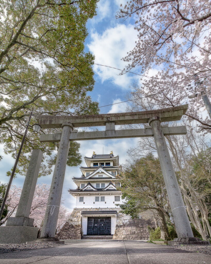 岐阜県大垣市の墨俣一夜城と桜、そして白鬚神社の鳥居を額縁構図で撮影