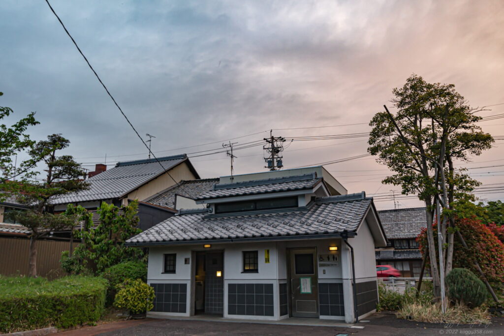 竹鼻別院の周辺のお手洗い・トイレがある御坊瀬戸広場のお手洗いの雰囲気を撮影