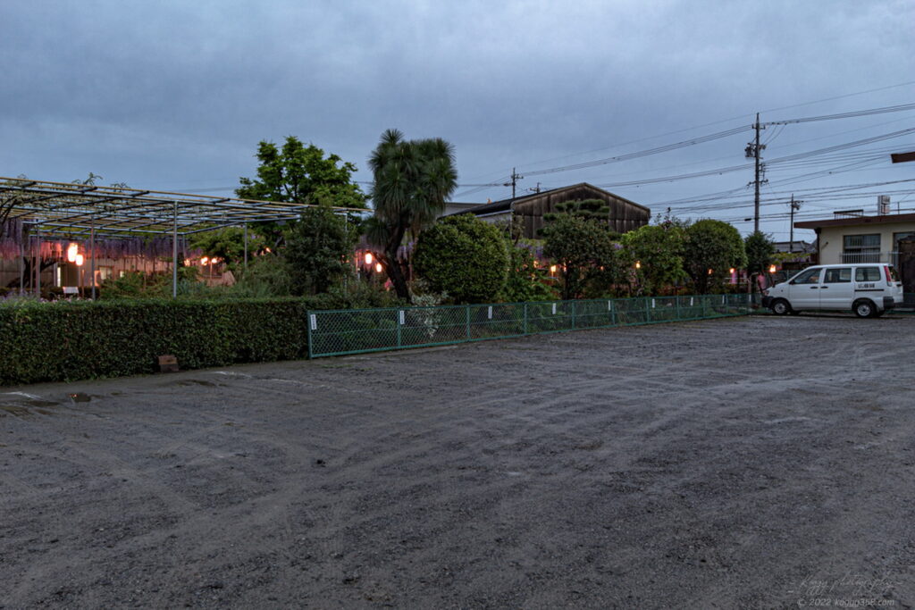 愛知県碧南市の広藤園の藤棚の横にある駐車場の雰囲気を撮影