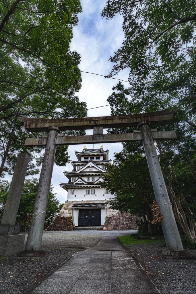 岐阜県大垣市の墨俣一夜城と新緑、そして白鬚神社の鳥居を額縁構図で撮影