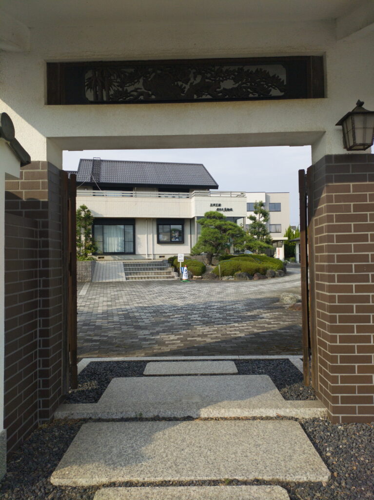 三河工芸ガラス美術館の入り口付近の雰囲気