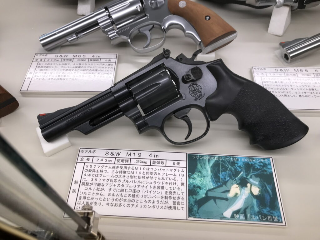 三河工芸ガラス美術館3階にある「映画とてっぽう展示館」に展示してあるルパン三世の次元のマグナムの雰囲気