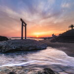 つぶて浦の鳥居と夕焼けのマジックアワーを撮影