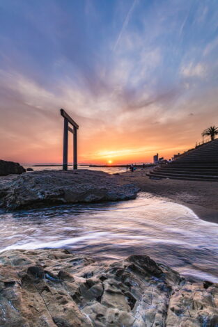 つぶて浦の鳥居と夕焼けのマジックアワーを撮影