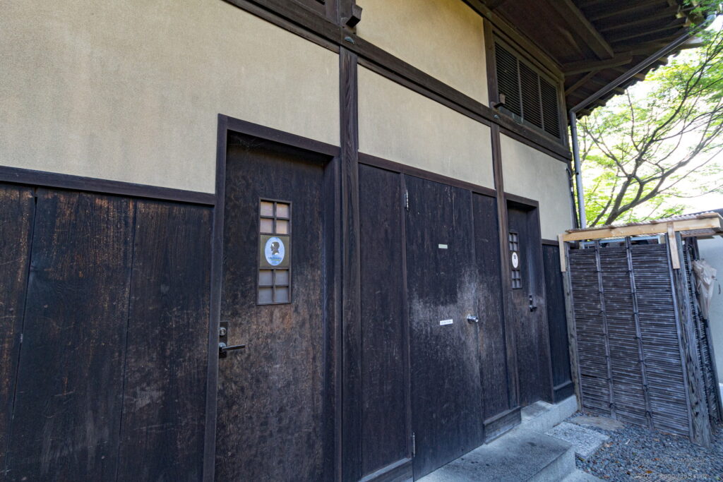 蒲郡クラシックホテルの六角堂の裏に手洗い（トイレ）がある