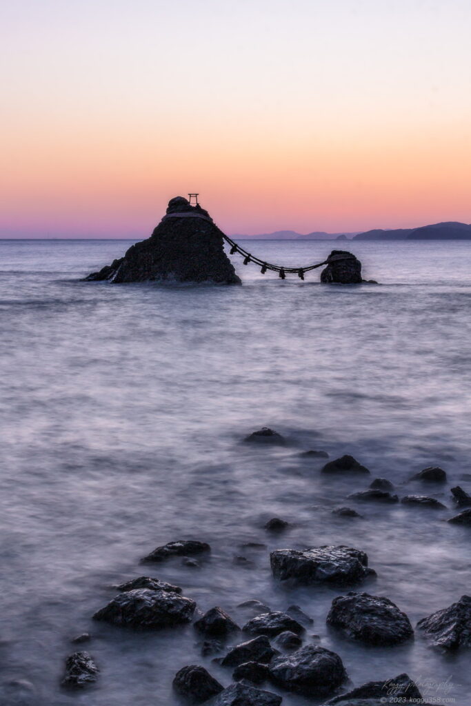 伊勢の夫婦岩(二見興玉神社)で早朝の日の出前のマジックアワーを長時間露光で撮影