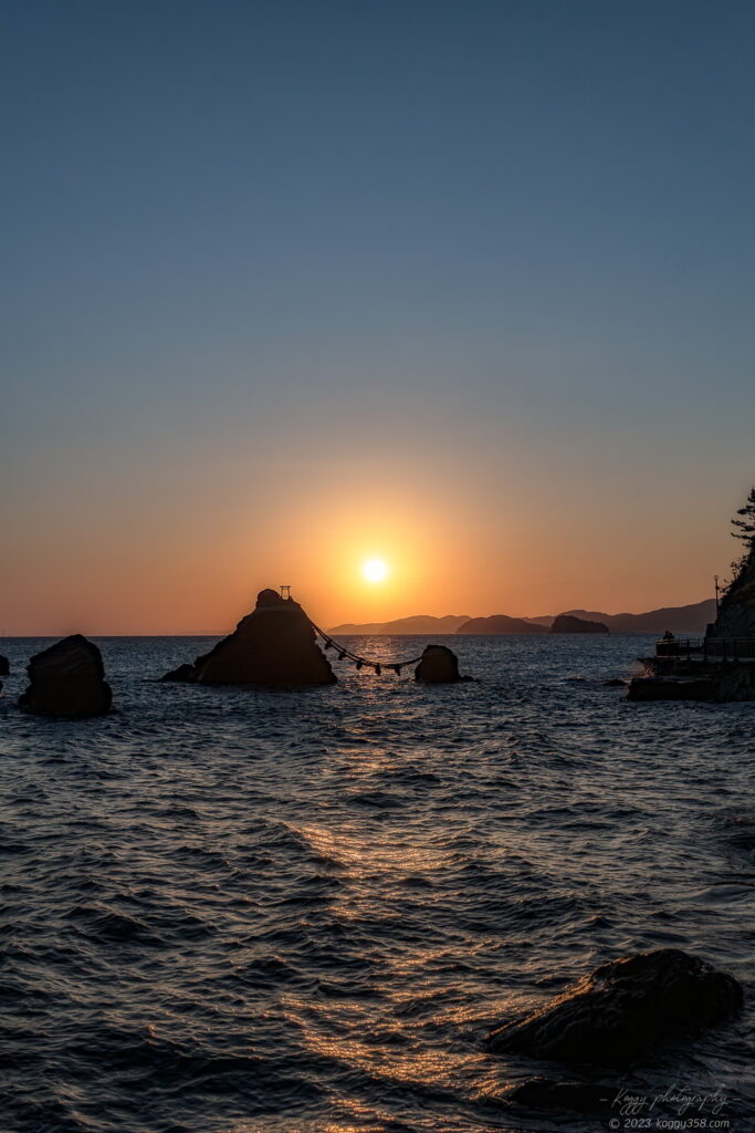 伊勢の夫婦岩(二見興玉神社)で夏至近くの早朝に日の出のマジックアワーを撮影