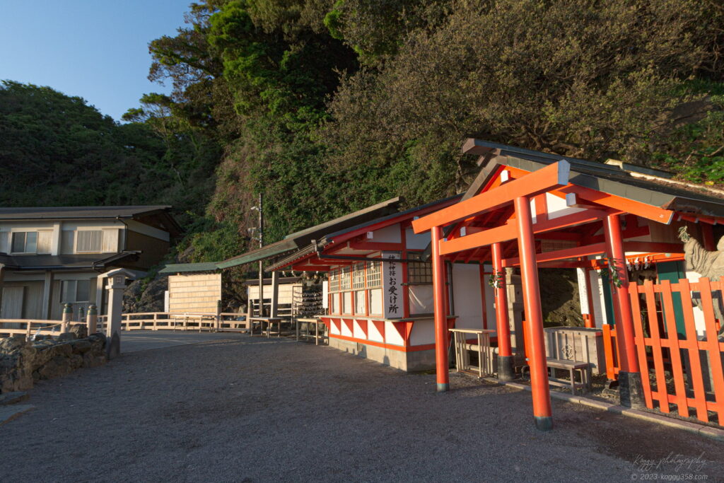 伊勢の夫婦岩(二見興玉神社)の賽銭・手水舎周辺の雰囲気