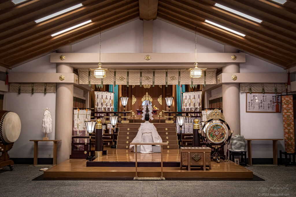 伊勢の二見興玉神社(夫婦岩)の本殿で祈祷をする神事さんの雰囲気