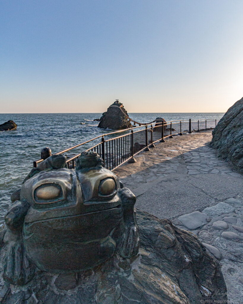 伊勢の二見興玉神社の二見蛙の像と夫婦岩