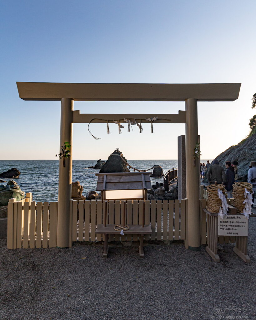 伊勢の二見興玉神社の鳥居から見える夫婦岩