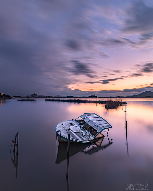 西の湖の沈没船を夕日の日没直前のマジックアワーに撮影