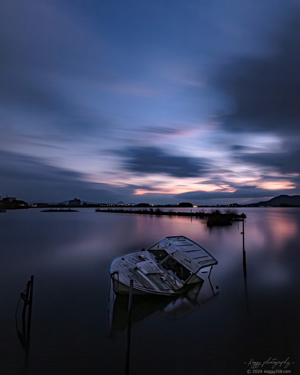西の湖の沈没船を夕日の日没後のブルーアワーに撮影