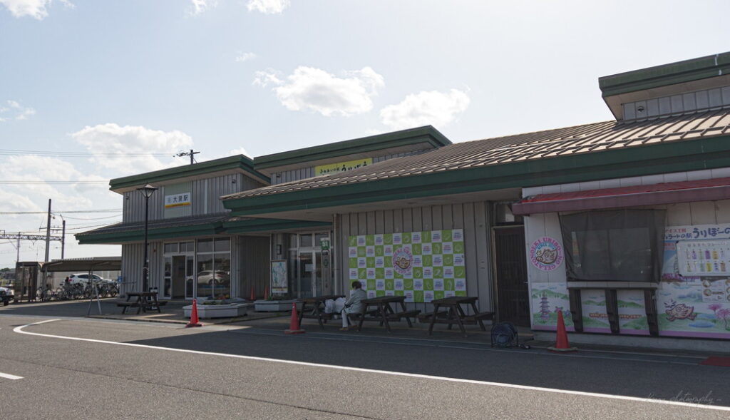三重県三岐鉄道大泉駅横のふれあいの駅うりぼうの雰囲気
