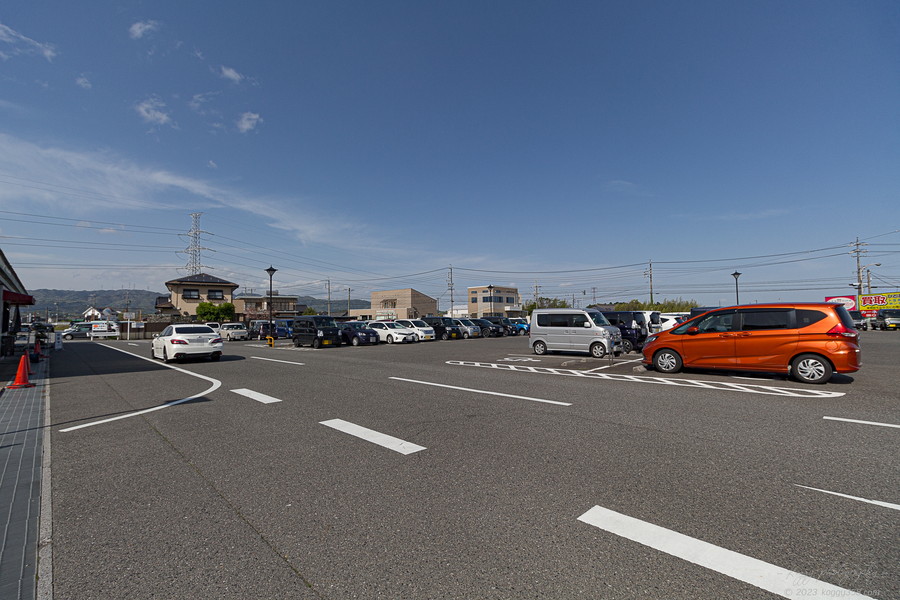 三重県三岐鉄道大泉駅横のふれあいの駅うりぼうの駐車場の雰囲気