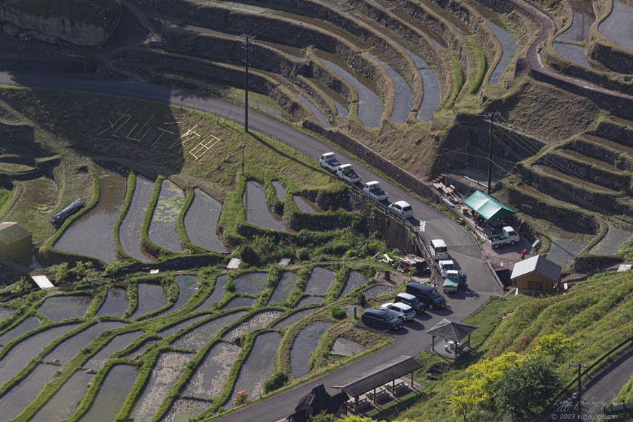 丸山千枚田展望台から見る棚田近くの駐車場の雰囲気