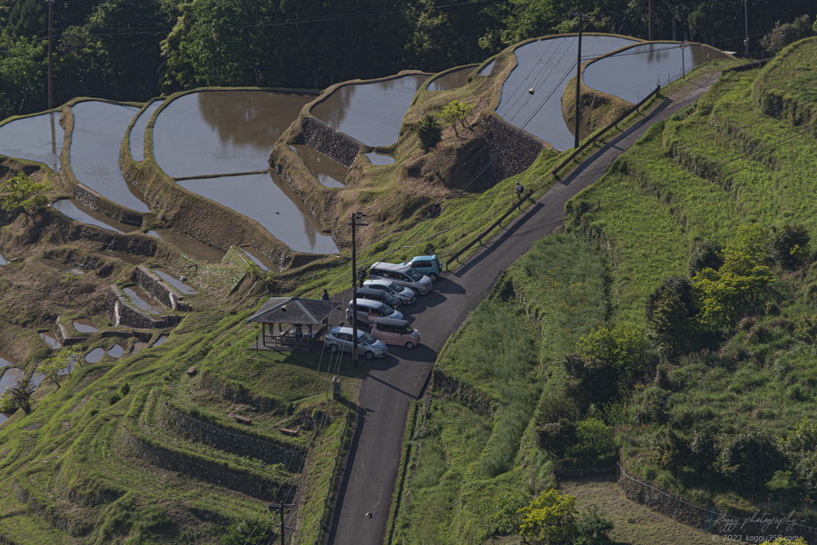 丸山千枚田展望台から見る棚田近くの駐車場の雰囲気