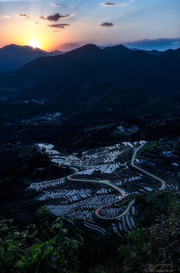 マジックアワーの丸山千枚田の棚田と車の軌跡を撮影