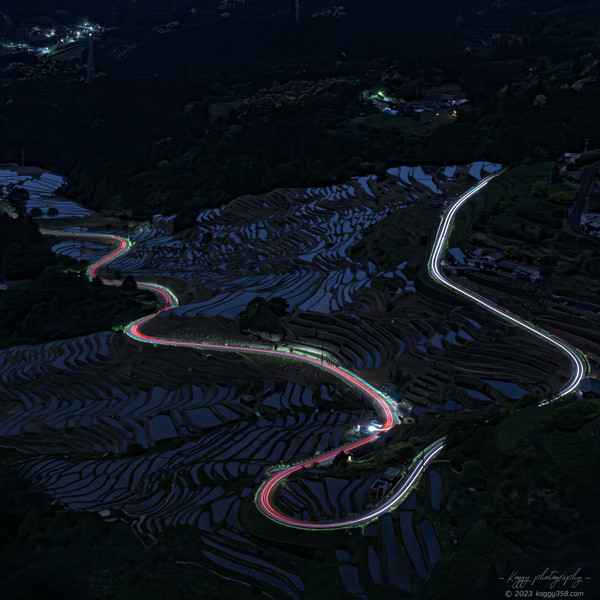 マジックアワーの丸山千枚田の棚田と車の軌跡を撮影