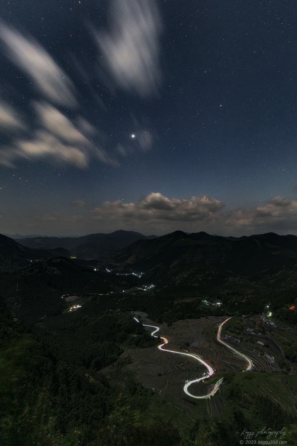 太陽が落ち切った後の丸山千枚田と車のライトの軌跡を撮影
