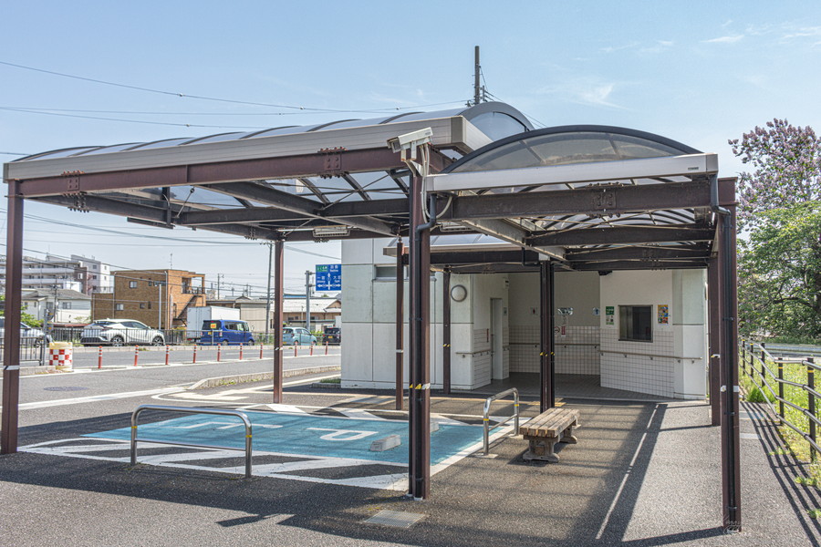 道の駅「柳津 」の西側駐車場のお手洗いの雰囲気