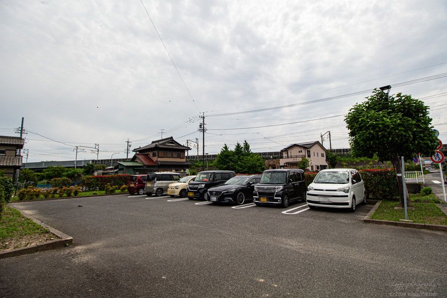 愛知県一宮市の萬葉公園(高松分園)の駐車場の雰囲気