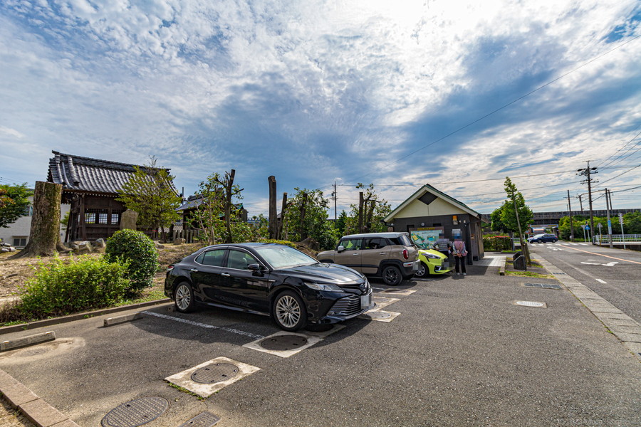 愛知県一宮市の萬葉公園(高松分園)の駐車場の雰囲気
