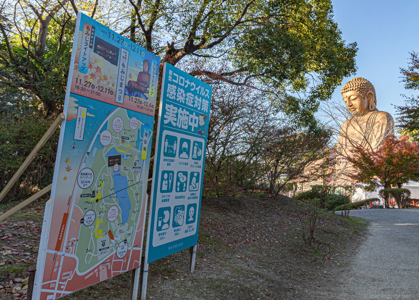 愛知県東海市の聚楽園大仏公園の大仏とライトアップ場所の案内図看板の雰囲気