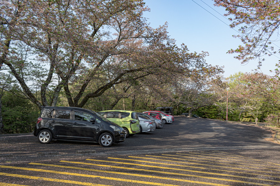 古瀬間御嶽神社の駐車場（上側）の雰囲気